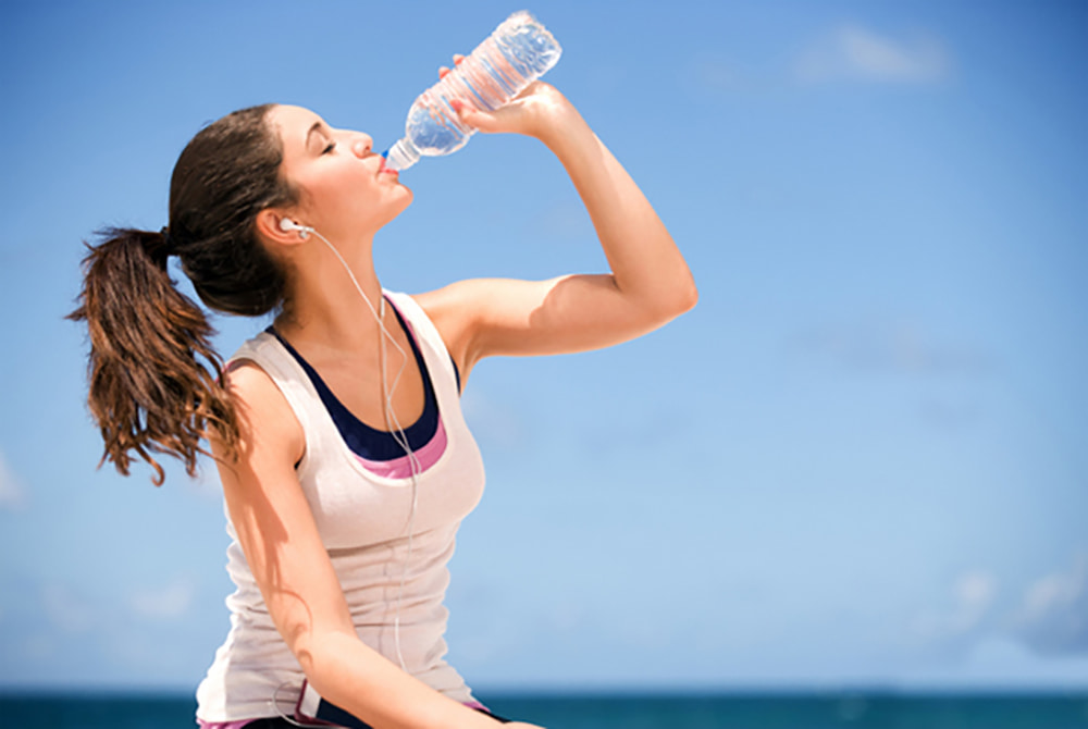Nên uống đủ từ 2-2,5l nước mỗi ngày khi thời tiết nắng nóng