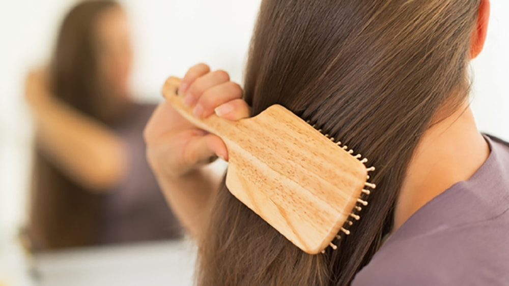 Dùng tinh dầu thông đỏ giúp bạn có một mái tóc chắc khỏe, giảm gãy rụng