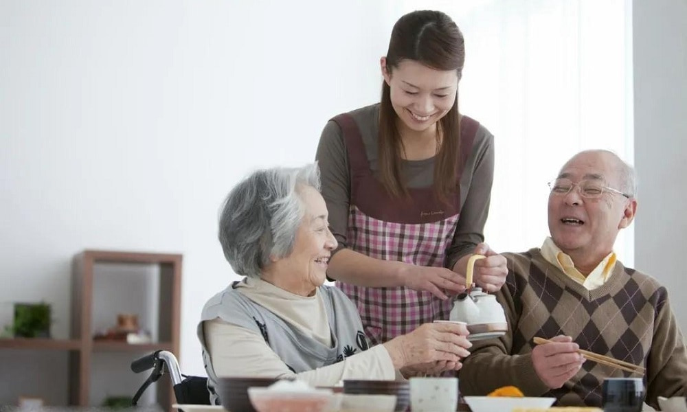 Hãy quan tâm cha mẹ bằng những hành động chăm sóc thiết thực