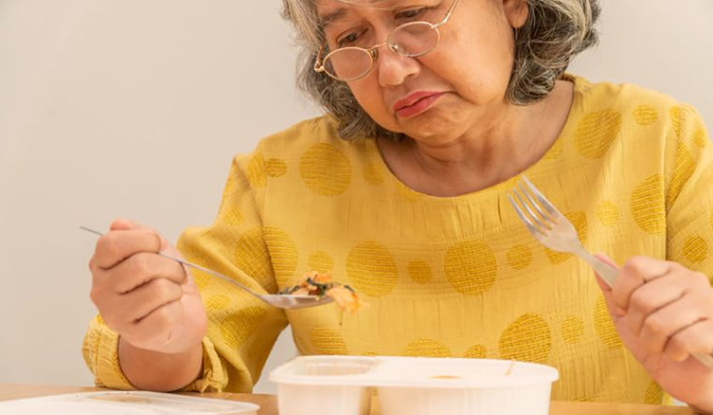 Người già rất dễ gặp tình trạng chán ăn do hệ tiêu hóa hoạt động yếu kém