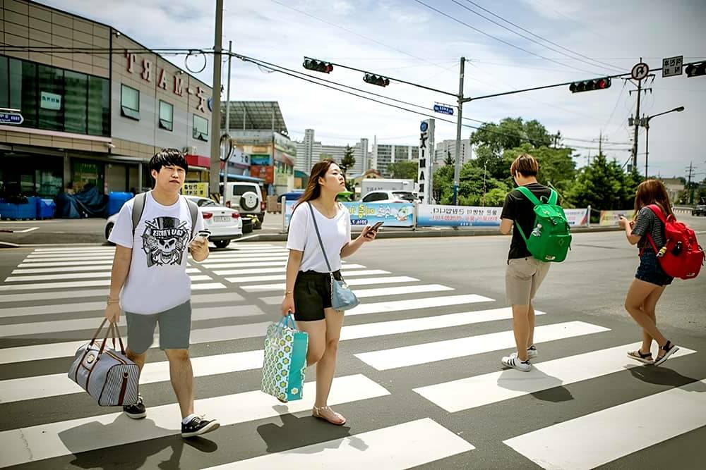 Thay vì sử dụng xe, nhiều phụ nữ Hàn chọn cách đi bộ đến chỗ làm