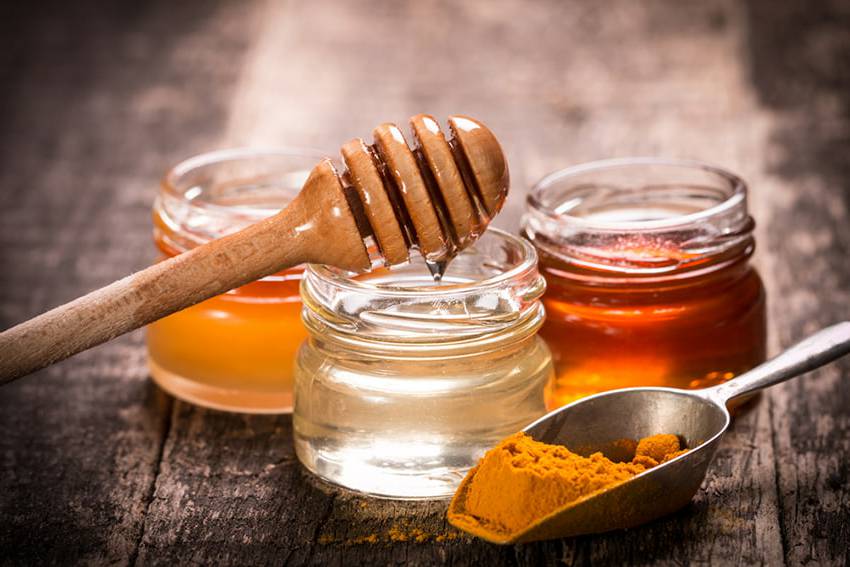 Chữa nhiệt miệng bằng mật ong và nghệ  là biện pháp loại bỏ nhiệt miệng an toàn