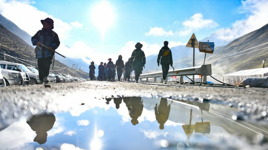 Người dân du mục ở thị trấn Lainqu, Nagqu thuộc Khu tự trị Tây Tạng cùng đi thu hoạch đông trùng hạ thảo hôm 26/5/2022