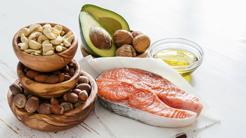 Các chất béo lành mạnh từ cá và các loại hạt sẽ giúp tăng cường sức khỏe tim mạch