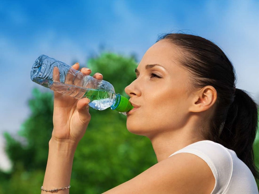 Nên uống từ 1,5 - 2 lít nước mỗi ngày để hạn chế mất nước