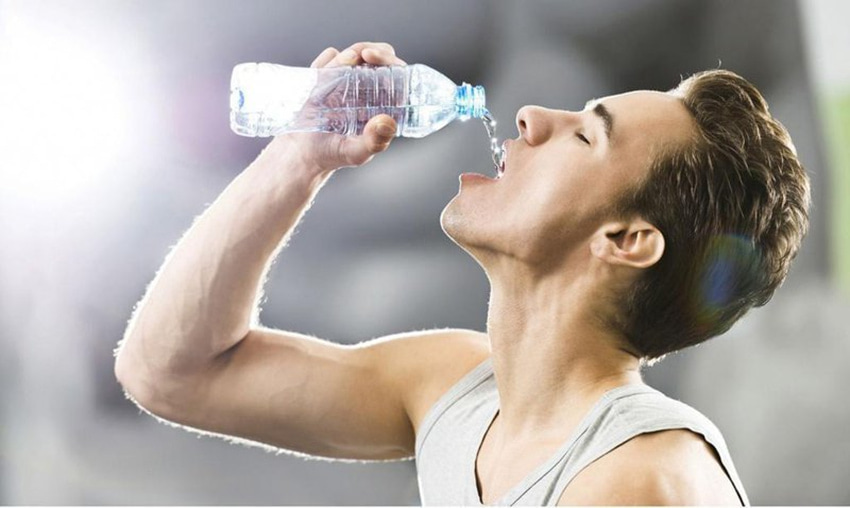 Nước là người bạn không thể thiếu khi tập thể dục thể thao