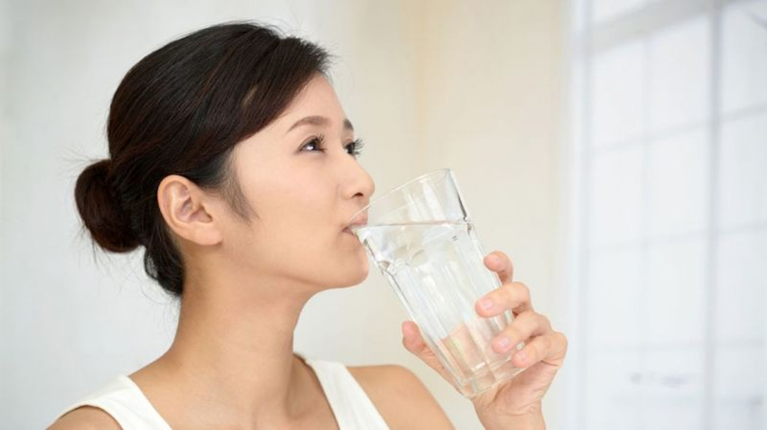 Người bình thường cần uống lượng nước là 40ml/1kg cân nặng/ ngày.