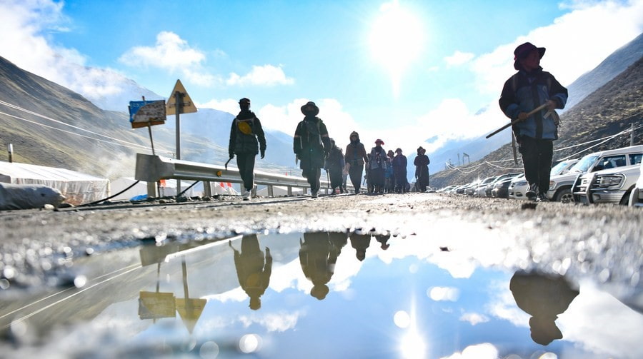 Người dân du mục ở thị trấn Lainqu, Nagqu thuộc Khu tự trị Tây Tạng cùng đi thu hoạch đông trùng hạ thảo hôm 26/5/2022