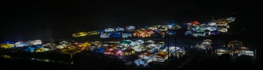 Hình ảnh những khu lều tạm của những người dân du mục ở Tây Tạng rực sáng ánh đèn giữa màn đêm