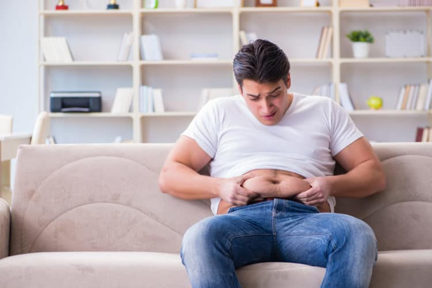 Vùng bụng tích nhiều mỡ thừa do thói quen lười vận động và suy giảm Androgen