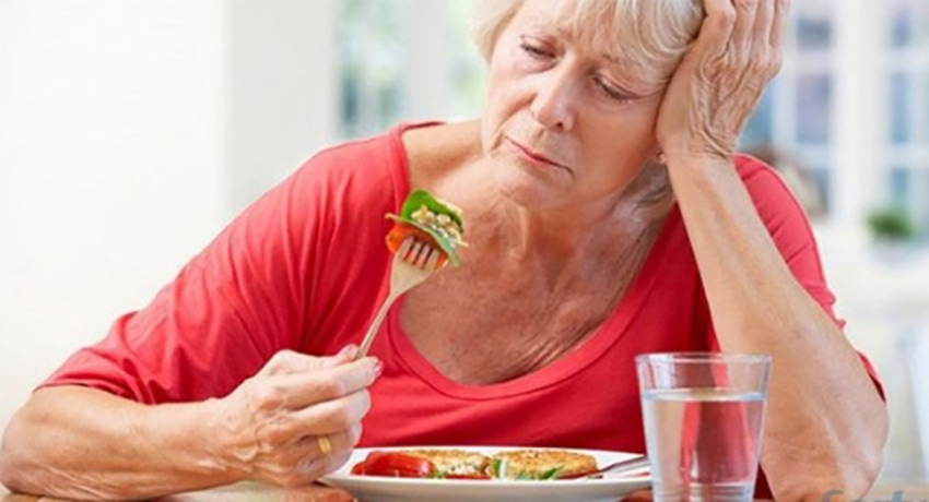 Hệ tiêu hóa hoạt động kém khi có tuổi khiến thức ăn khó hấp thu 