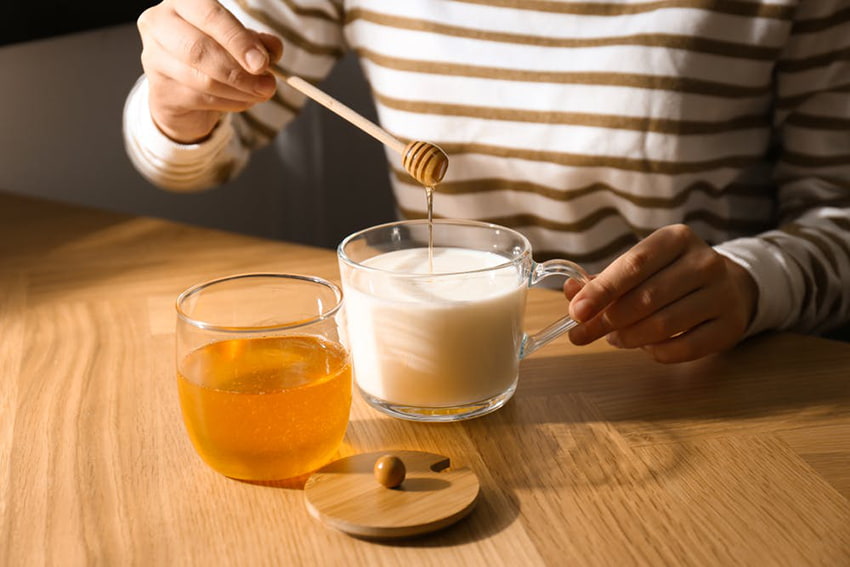 Sữa không đường kết hợp mật ong là loại thức uống chống đói tuyệt vời cho người đang giảm cân