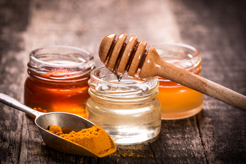 Chữa nhiệt miệng bằng mật ong và nghệ  ​​​​​​​là biện pháp loại bỏ nhiệt miệng an toàn