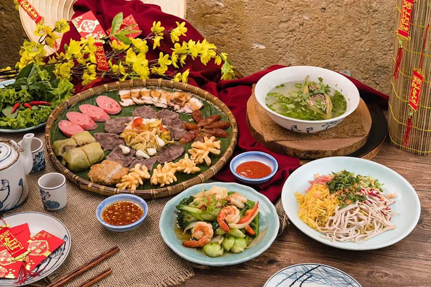 Mâm cỗ ngày Tết với những món ăn truyền thống rất quen thuộc với người Việt