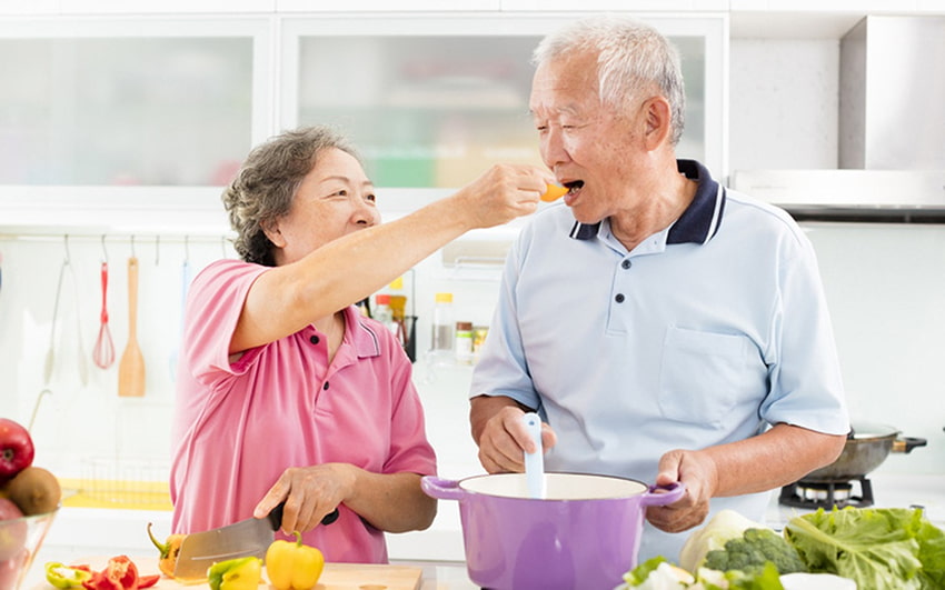 Ăn uống lành mạnh không chỉ giúp người cao tuổi sống khỏe mà con kéo dài tuổi thọ
