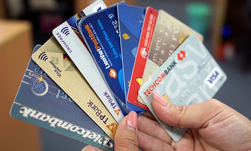 Dùng tiền mặt thay vì “cà thẻ” là gợi ý chi tiêu đáng cân nhắc dịp cuối năm