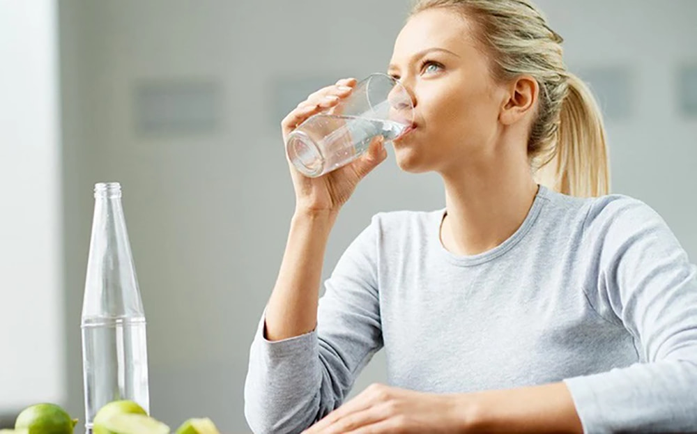 Hãy uống đủ nước để cung cấp độ ẩm cho làn da