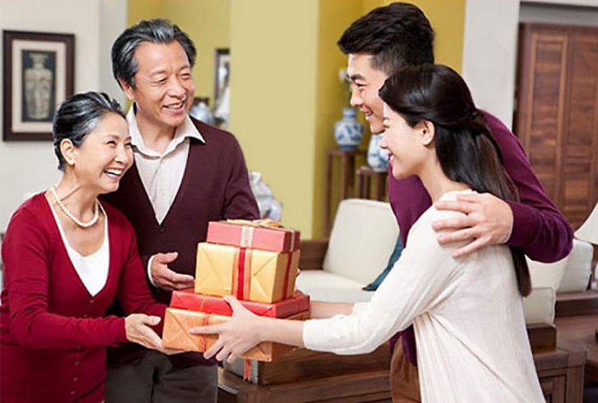 Người cao tuổi trong gia đình là đối tượng nên được ưu tiên tặng quà dịp lễ Tết