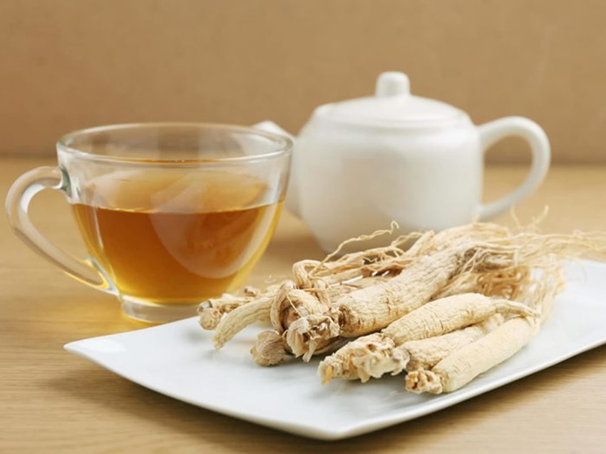 Bạn có thể pha trà sâm tươi sau đó cho thêm mật ong vào để tăng sức đề kháng