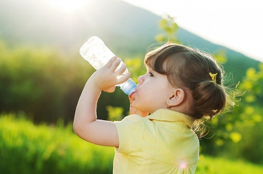 Uống đủ nước giúp bé tăng đề kháng, năng động suốt ngày dài