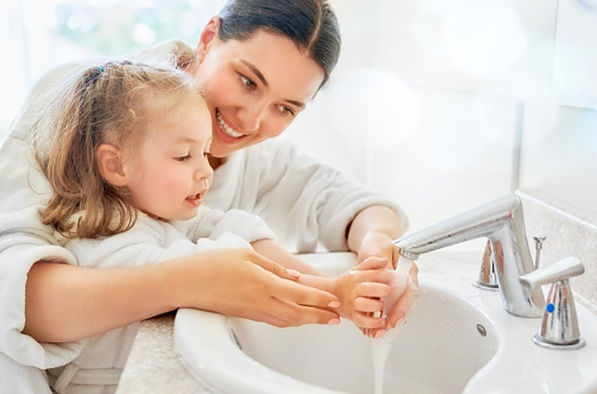 Bố mẹ nên dạy con rửa tay đúng cách trong mùa dịch