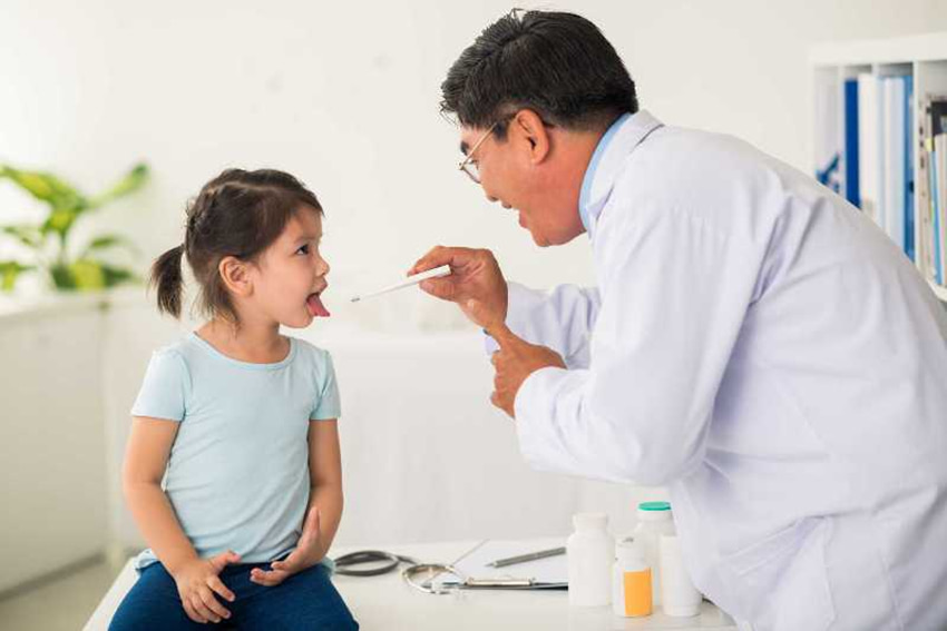 Việc khám sức khỏe tổng quát sẽ giúp phát hiện sớm những bất thường ở trẻ nhỏ 