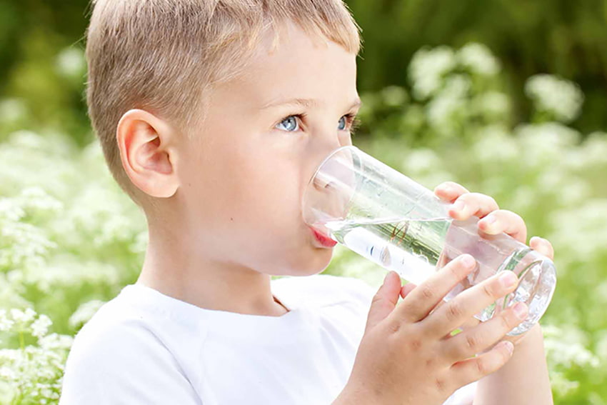 Trẻ em nên uống đủ nước mỗi ngày để tăng sức đề kháng