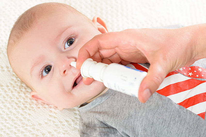 Cha mẹ có thể rửa mũi cho trẻ nhỏ dưới 1 tuổi bằng nước muối