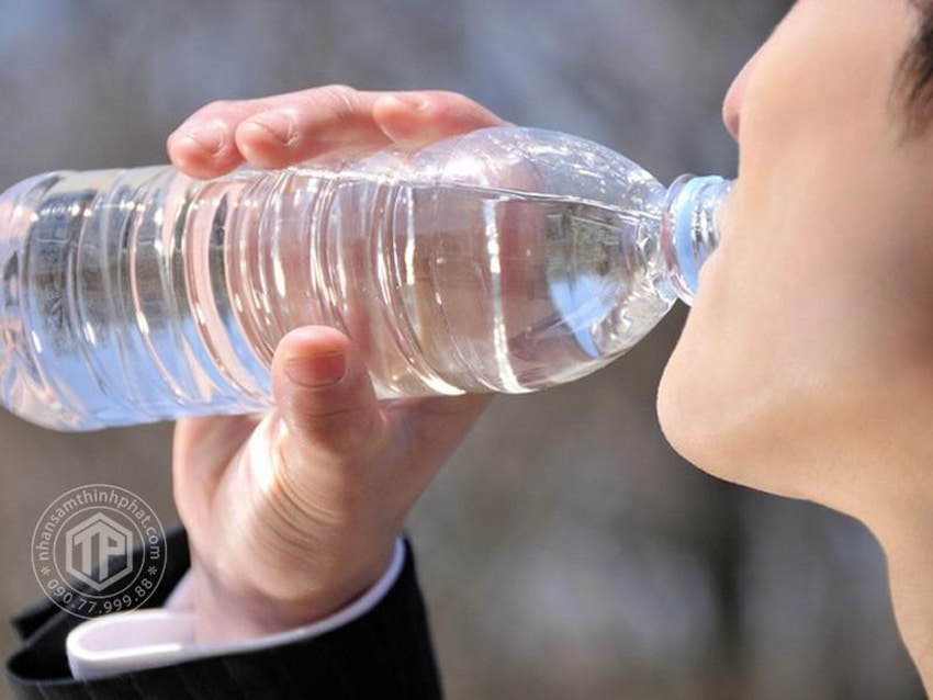 Uống đủ nước để tránh cơ thể mất nước khi đi công tác xa