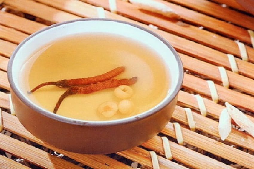 Người dùng có thể uống trà đông trùng hạ thảo mỗi ngày để bảo vệ hệ hô hấp