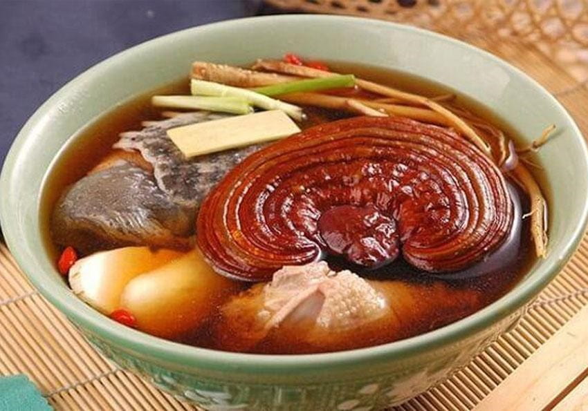 Canh nấm linh chi là một món ăn bài th.uốc hiệu quả cho những người phổi yếu