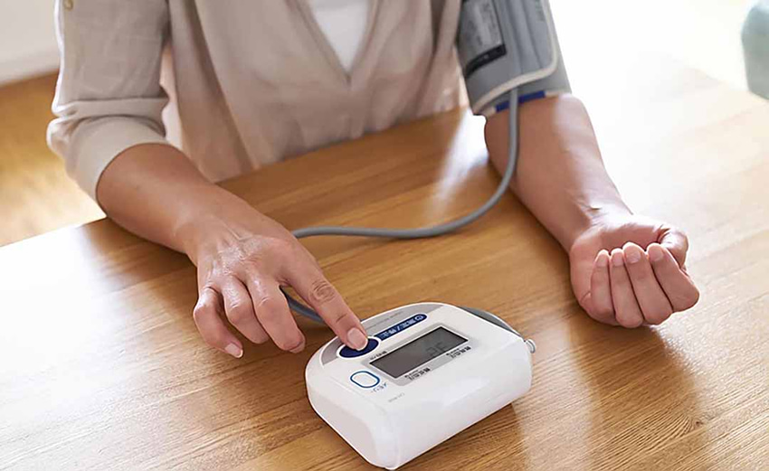 Tự đo huyết áp thường xuyên là một trong những cách người già tự chăm sóc bản thân